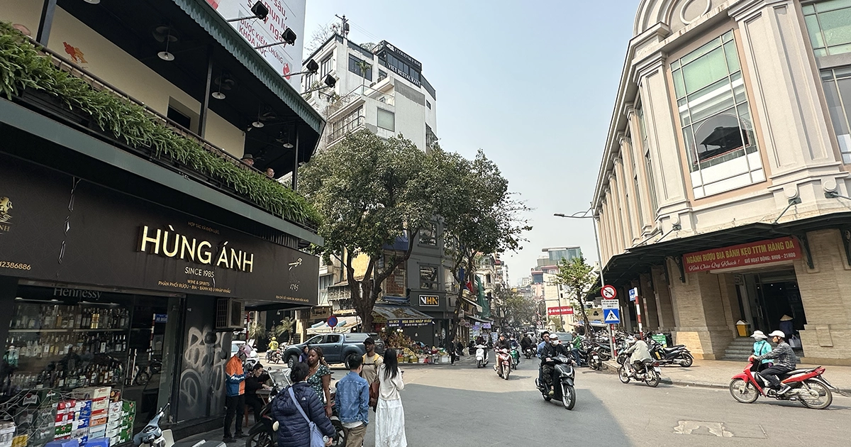 ハノイ旧市街の路地　バイクの音