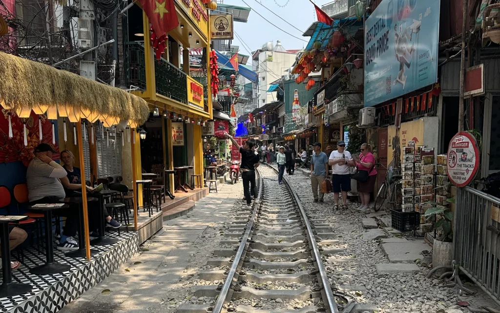 ハノイ　線路のある通り