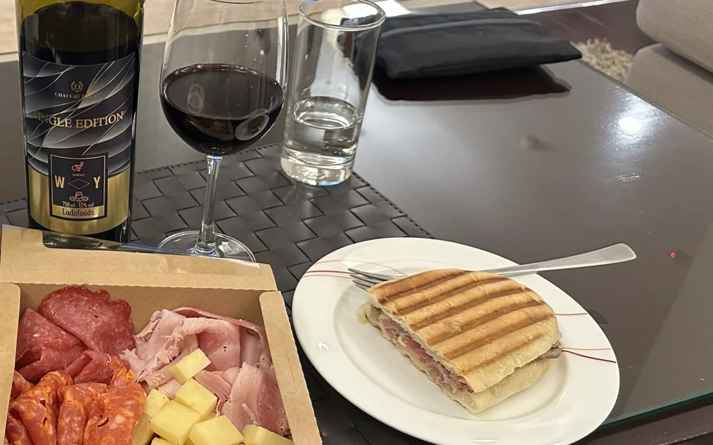 ハノイ　ベトナムワインとイタリアン　レジデンスで