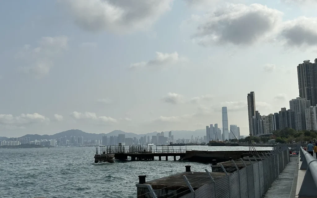 香港 Kennedy Town 海峡沿いの通り