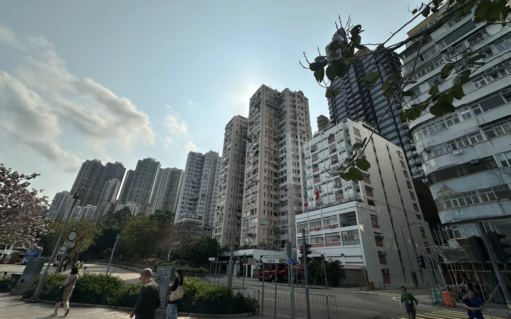 香港 Kennedy Town 海峡沿いの通り　マンション群