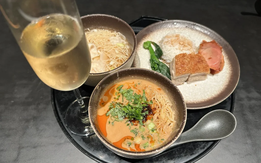 香港国際空港 キャセイパシフィック ラウンジ 担々麺 シャンパン