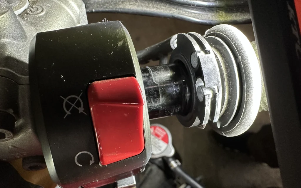 スロットルケーブルの取り付け方法