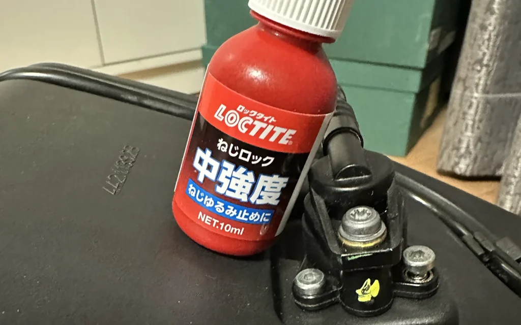 Ducati 1098S エアボックスにねじ止めを塗布