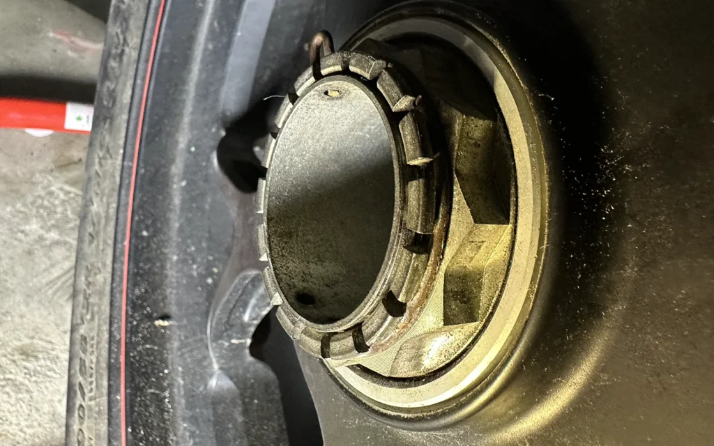 Ducati 1098Sのロックナット　AELLAのロックピンがついていた