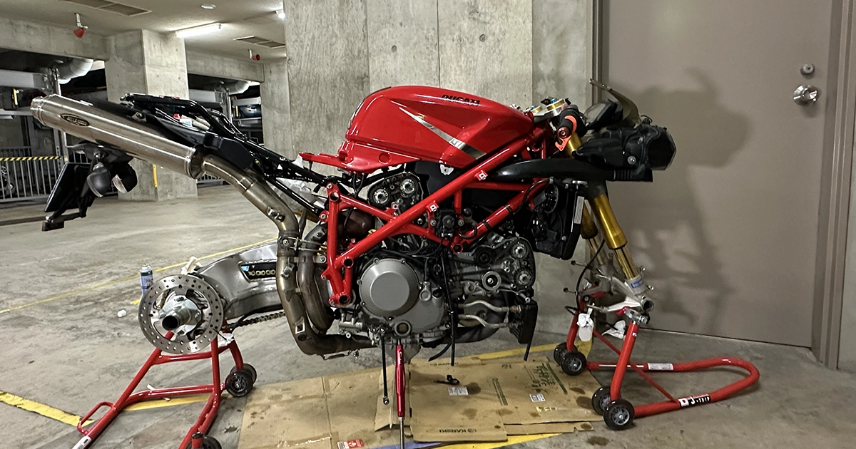 前後レーシングスタンドに載せられたDucati 1098S