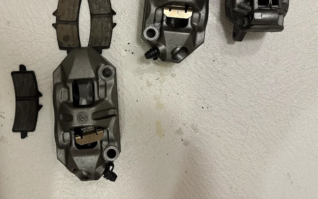 Ducati 1098S ブレーキキャリパー　バスルームで洗浄