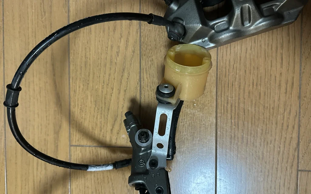 Ducati 1098S フロントブレーキキャリパー　水圧でピストンを出す