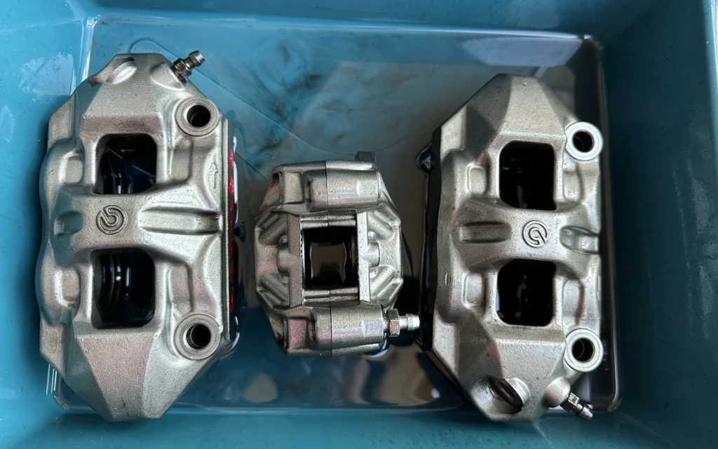 Ducati 1098S ブレーキキャリパー　洗浄液で洗浄