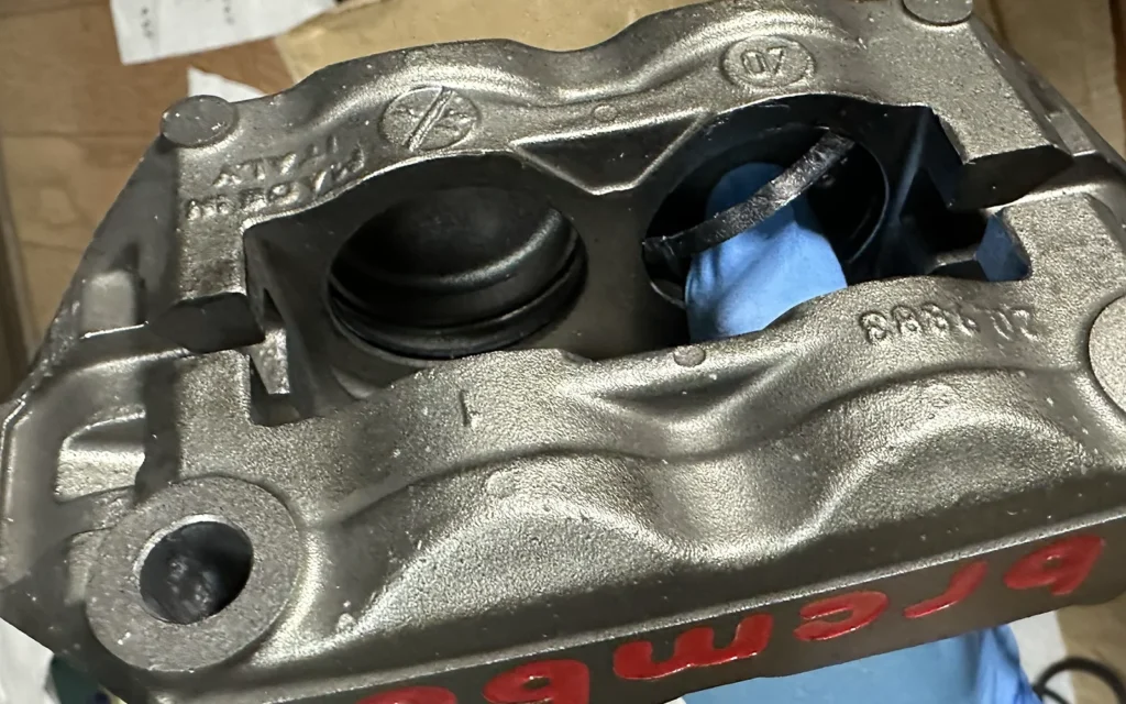 Ducati 1098S ブレーキキャリパー　シールをはめる
