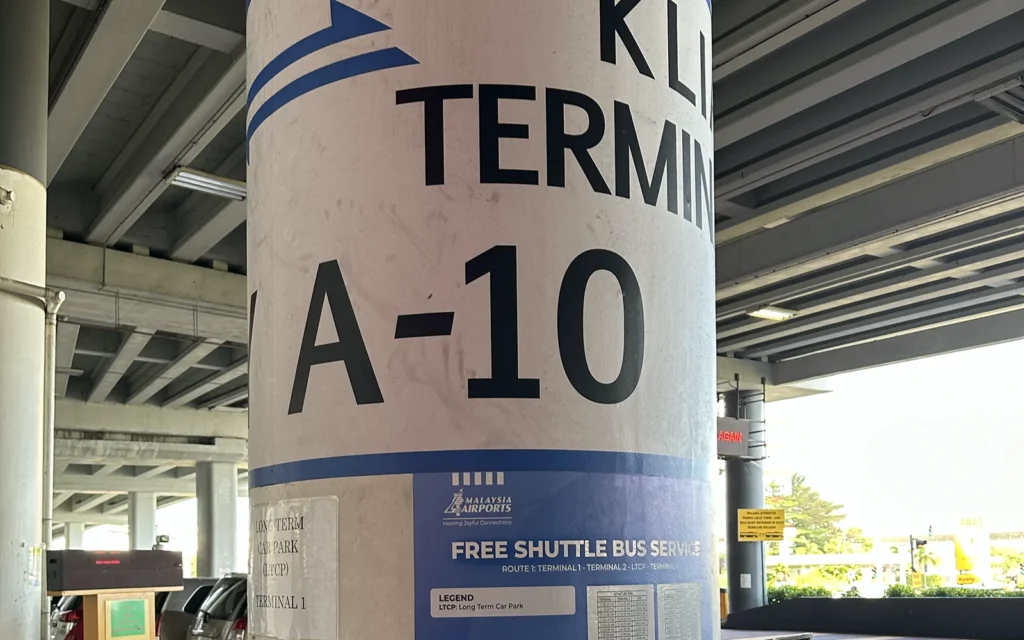 KLIA メインターミナル行き A10バス停