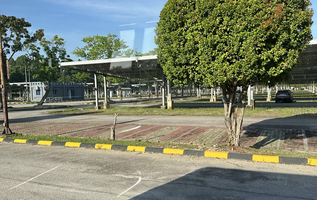 KLIA バス停のある駐車場