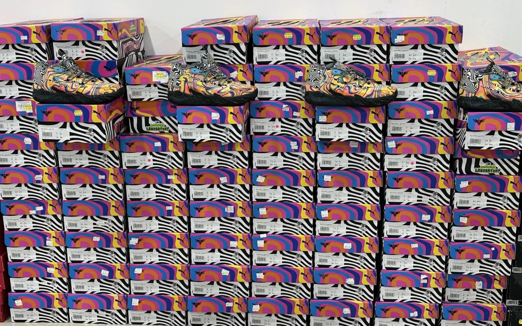 KLIA隣接アウトレット カモフラージュ柄展示