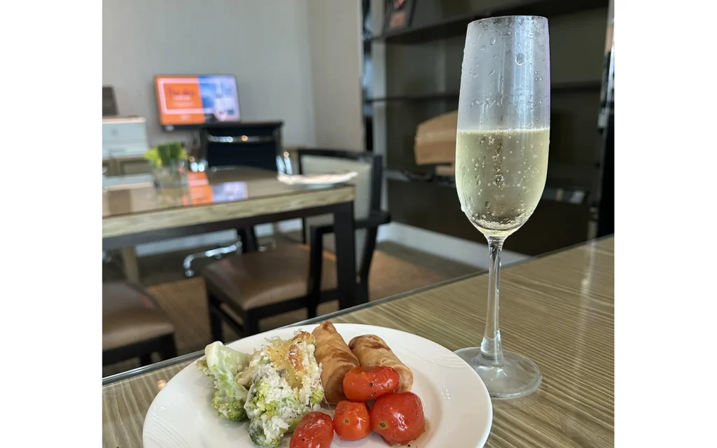 ヒルトンKLセントラル エグゼクティブラウンジ スパークリングワイン おつまみ
