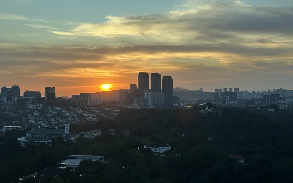 ヒルトンKLセントラル エグゼクティブラウンジ 夕日 クアラルンプール