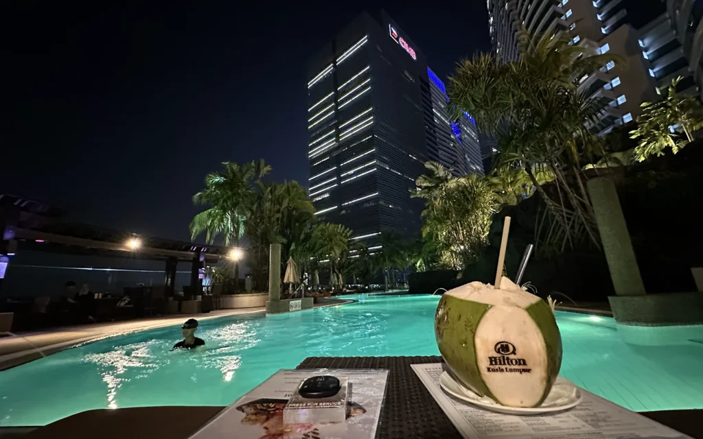 ヒルトンKLセントラル プール 夜 ココナッツウォーター