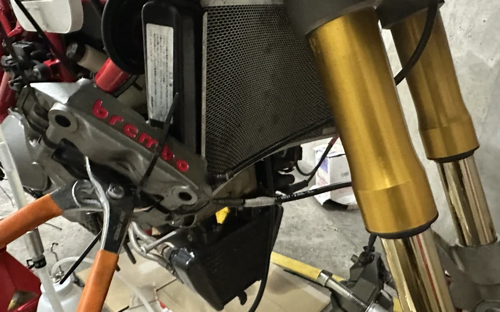 Ducati 1098S ブレーキキャリパー　エア抜き