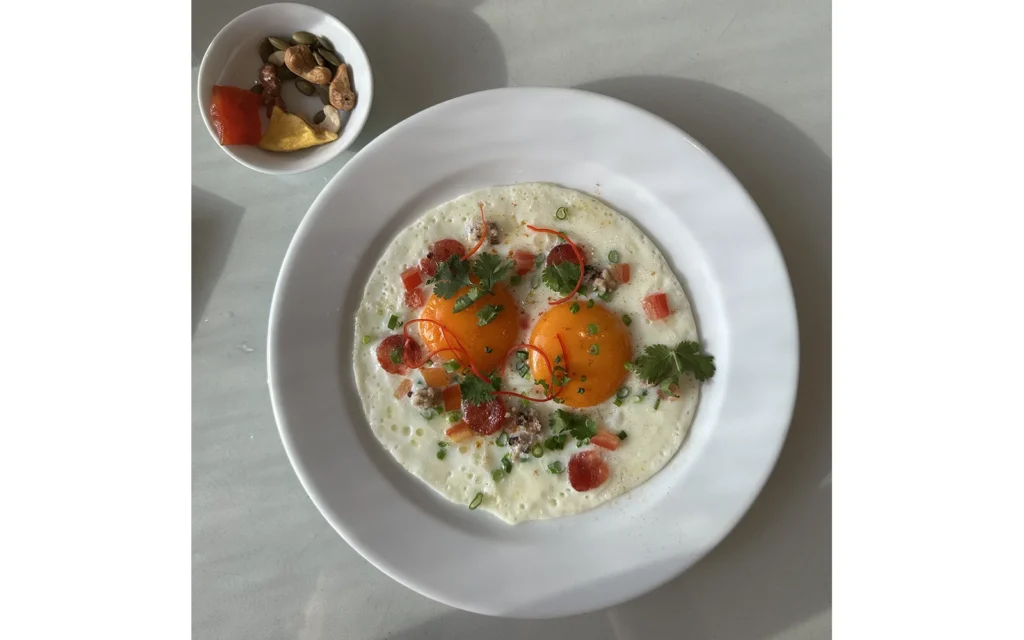 ハイアット リージェンシー ダナン ラウンジでの目玉焼き、なんかオシャレ