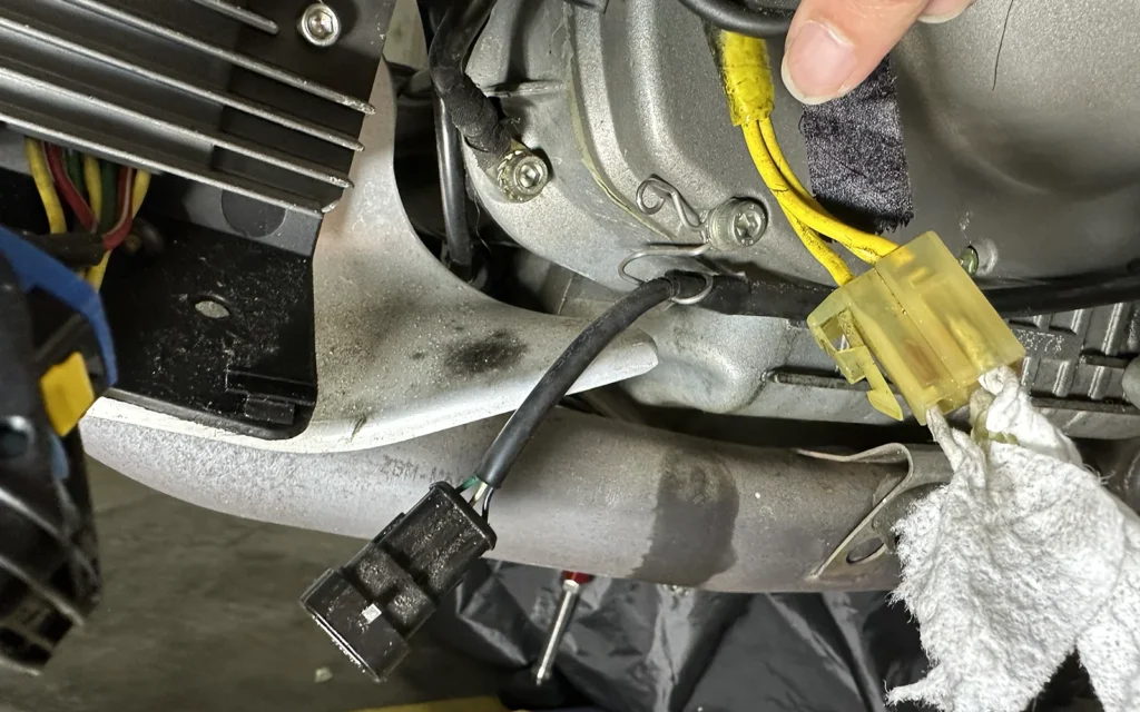 Ducati 1098Sのジェネレーター配線、カプラーからオイルが滲んでいる