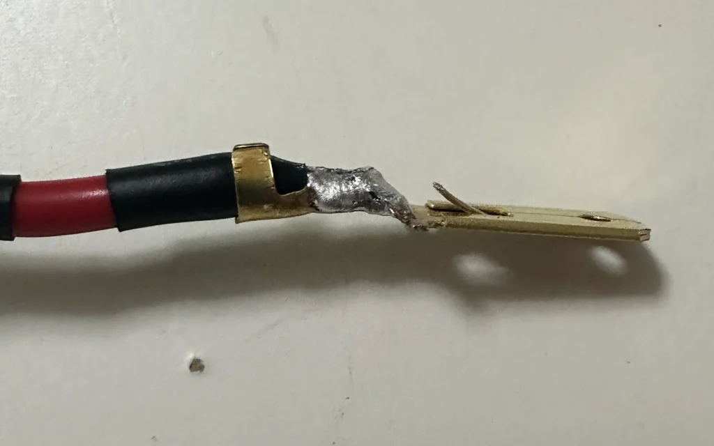 カプラー端子の結束部分に半田を流し込み、隙間を埋め、熱収縮チューブで止めた状態