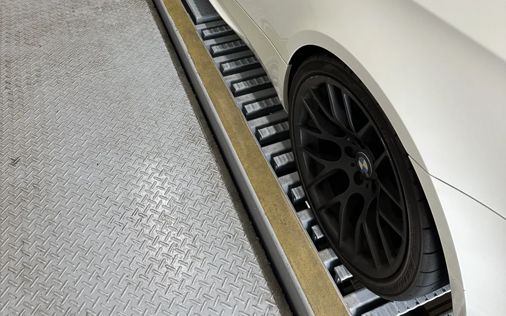 BMW M3を入れている駐車場のパレットのあまり。