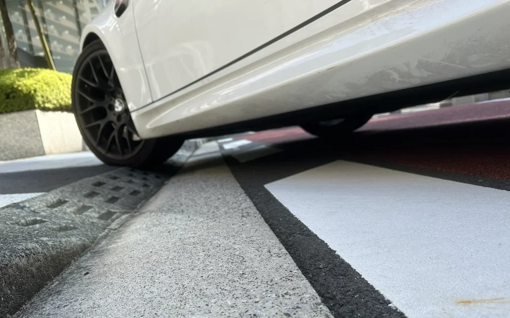 BMW M3で駐車場へのスロープを確認。