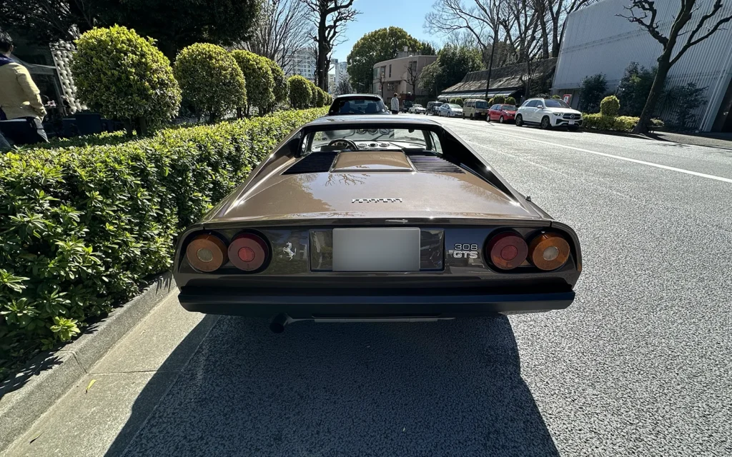 代官山T-SITE前の道路に停められた308GTS