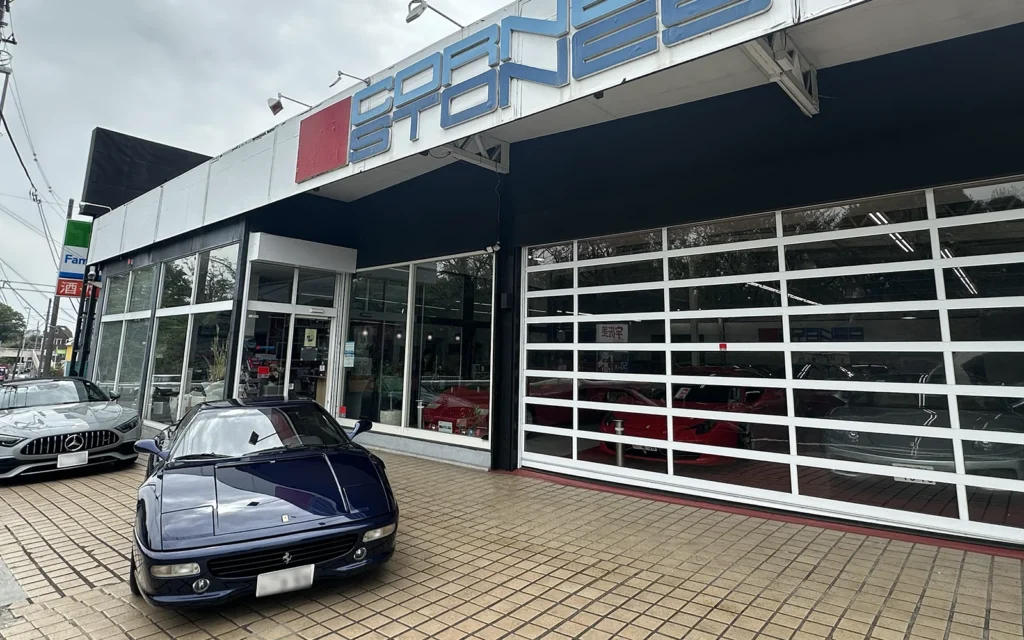 コーナーストーンズ店舗の前に置かれるF355