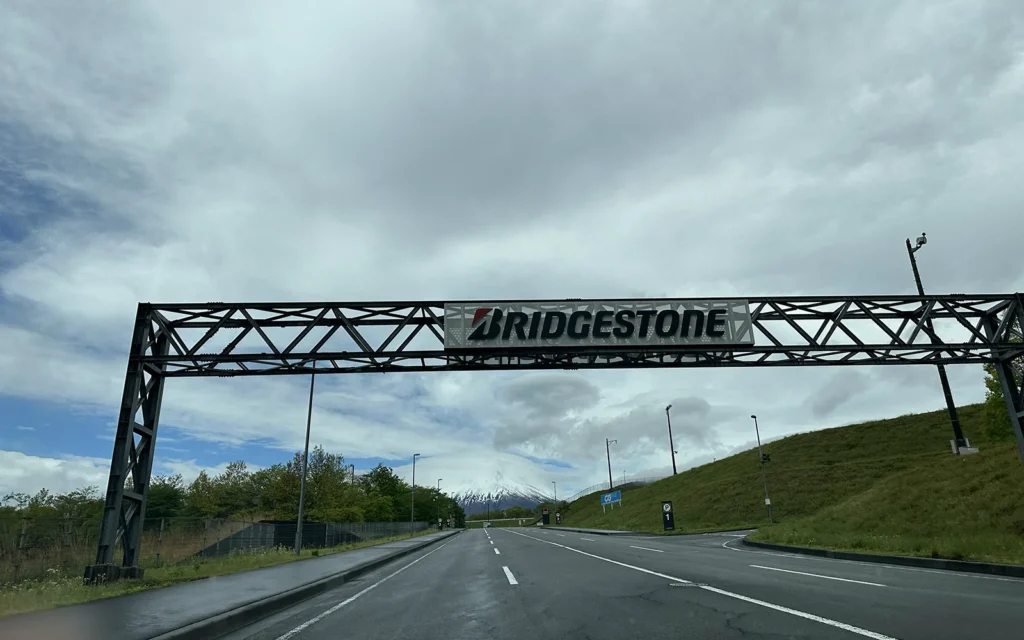 富士スピードウェイのゲートを潜ったらBRIDGESTONEのゲートを越えて