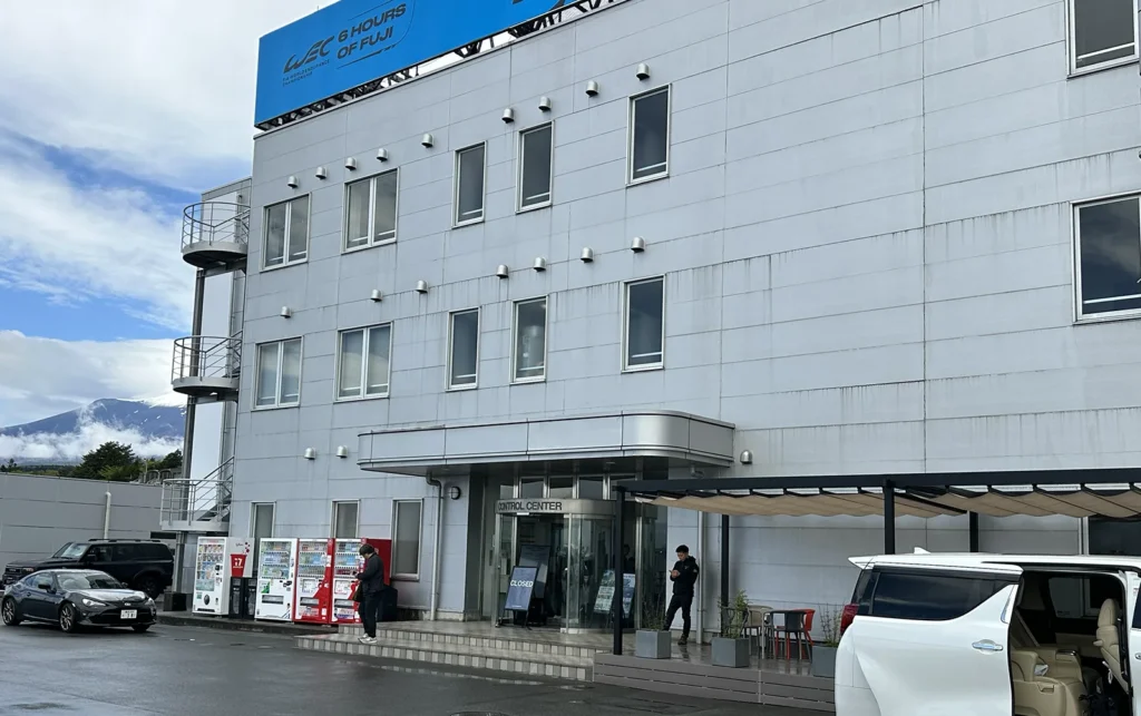 ピット裏に出ます