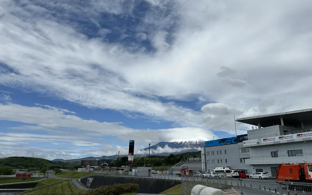 雨上がりの富士スピードウェイ、晴れた空