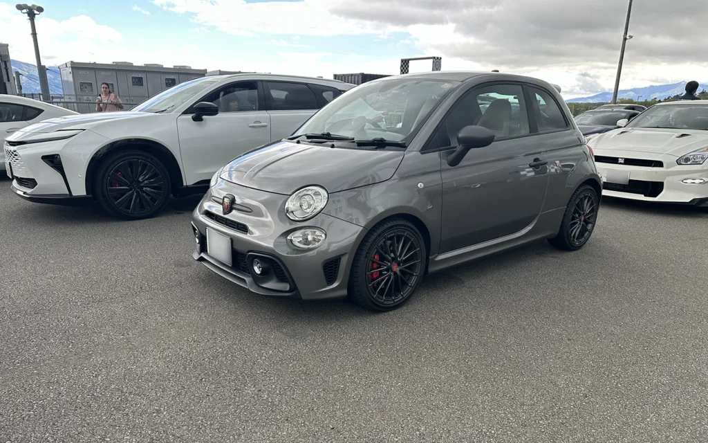 サーキットホテル宿泊者向け体験走行枠を走るAbarth 595 Competizione