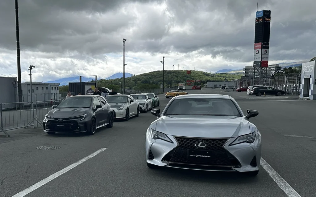 サーキットホテル宿泊者向け体験走行枠、さまざま車が待機