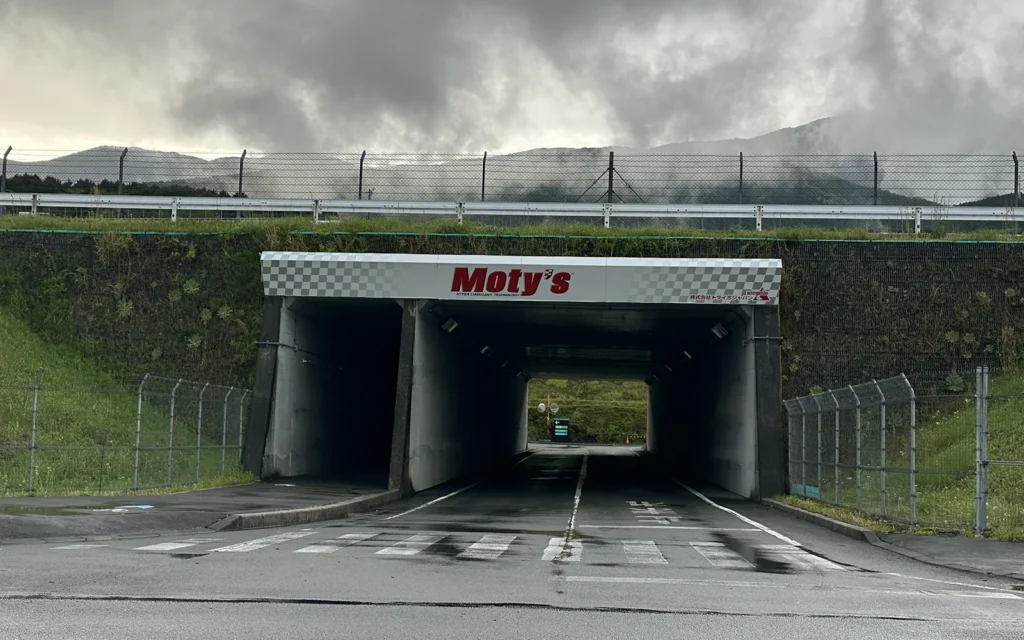Moty'sのトンネルを超えて坂をあがると