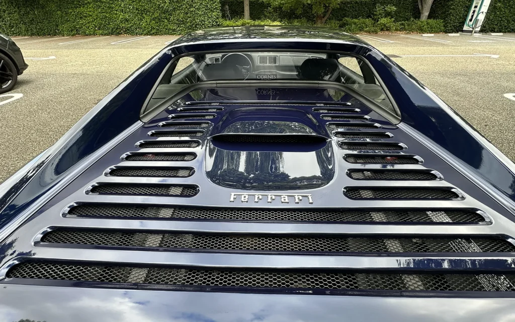 ルーバーが並ぶエンジンフード