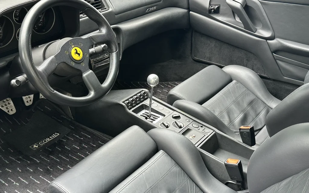 黒で統一されたF355の室内全体