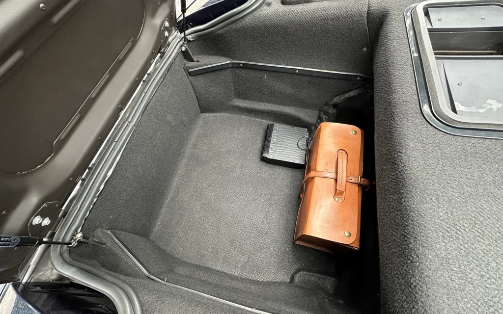 フロントトランク　工具入りの本革製バッグ