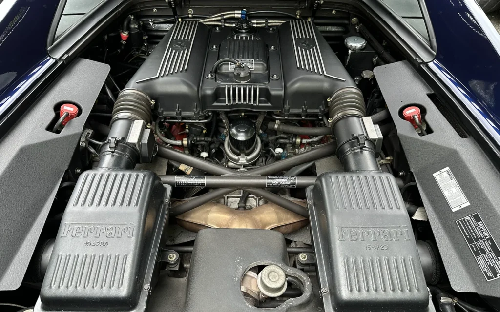 エアクリーナーボックスが2つ並ぶF355のエンジンベイ