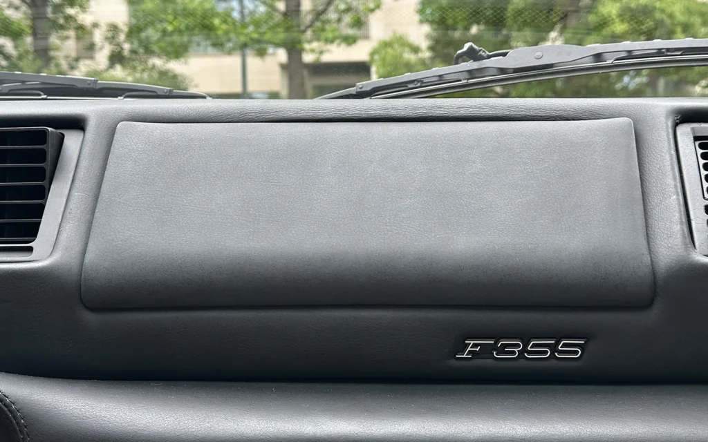 ダッシュパネル右端のF355エンブレム