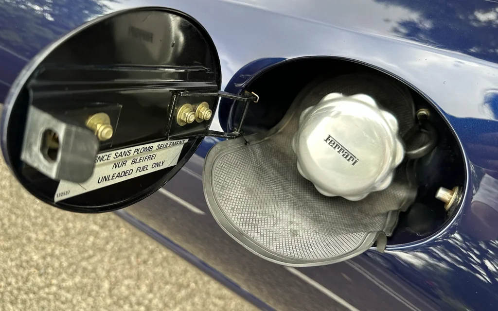 ゴム製のフラップが付いた給油口