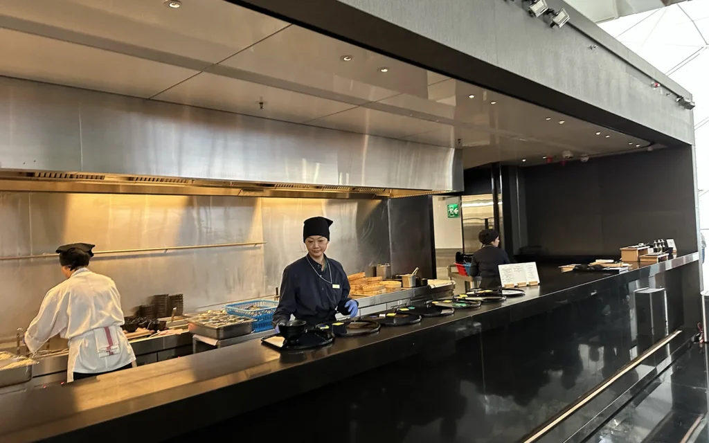香港のキャセイパシフィック　ビジネスラウンジ　The Wing のヌードルバー