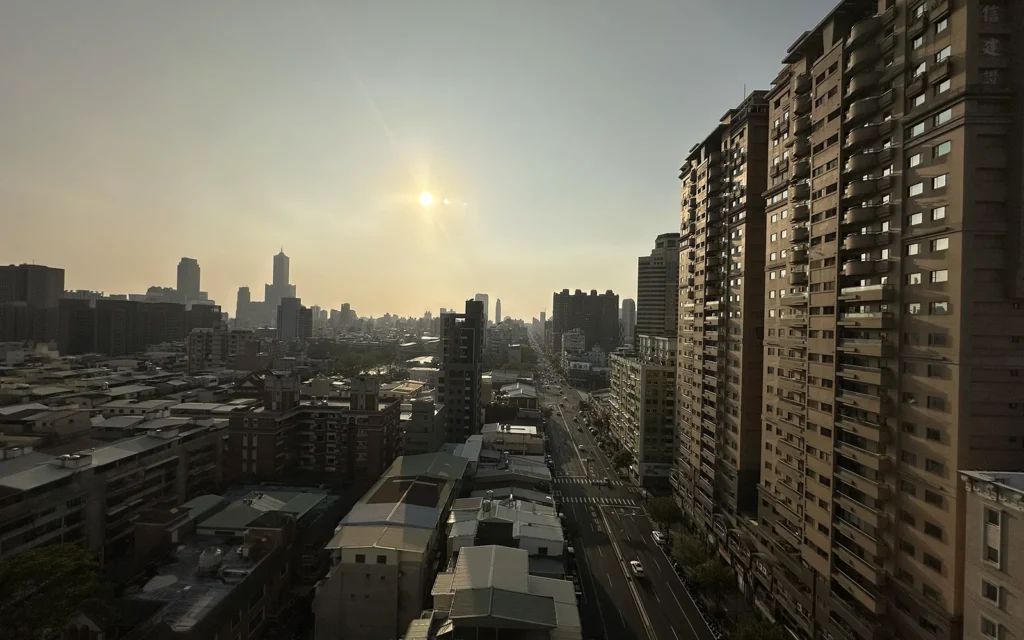 高雄駅近くの宿泊先 THE LEES HOTEL からの眺め