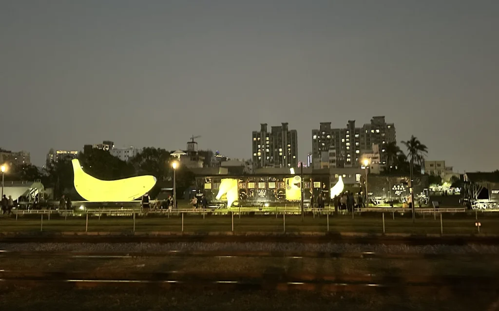 高雄・哈瑪星鉄道文化園区にディスプレイされた光るバナナのオブジェ
