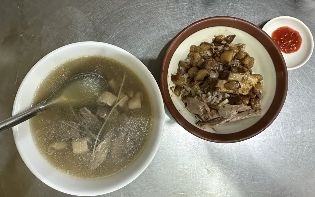 鴨肉珍の鴨肉ご飯とスープ