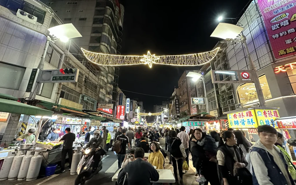 六合觀光夜市の夜の活気と屋台
