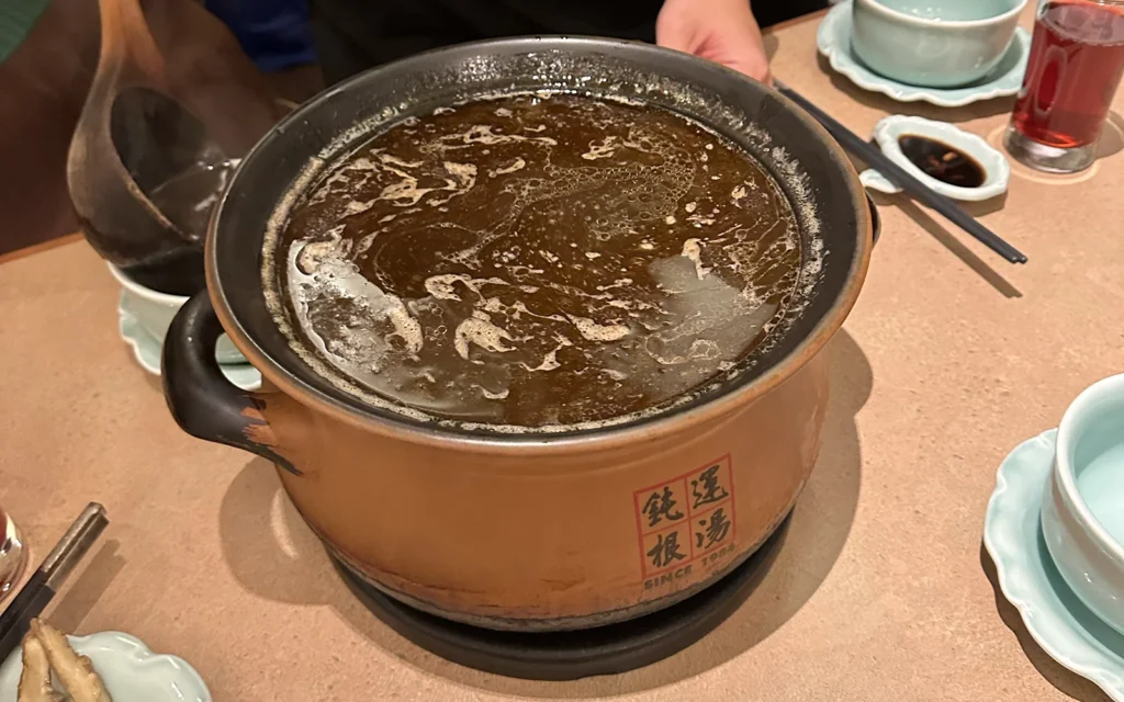 運鈍根湯 安和店の薬膳酒鍋と煮込み鶏