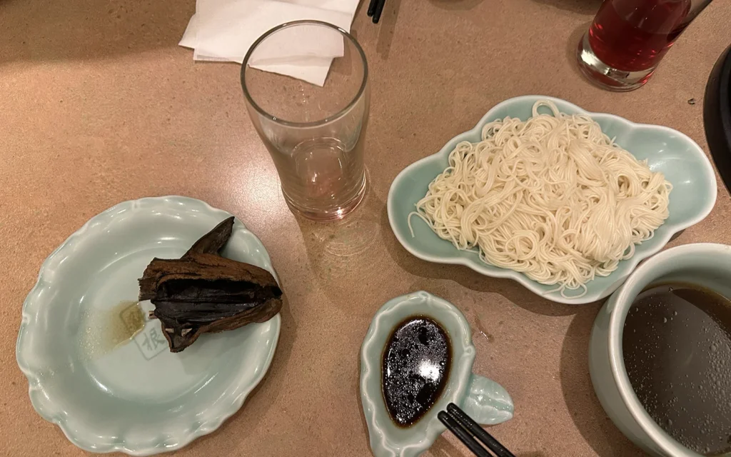 運鈍根湯 安和店の薬膳酒鍋と煮込み鶏　〆の麺