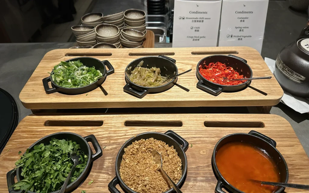 桃園空港キャセイパシフィックラウンジの担々麺にトッピングする薬味